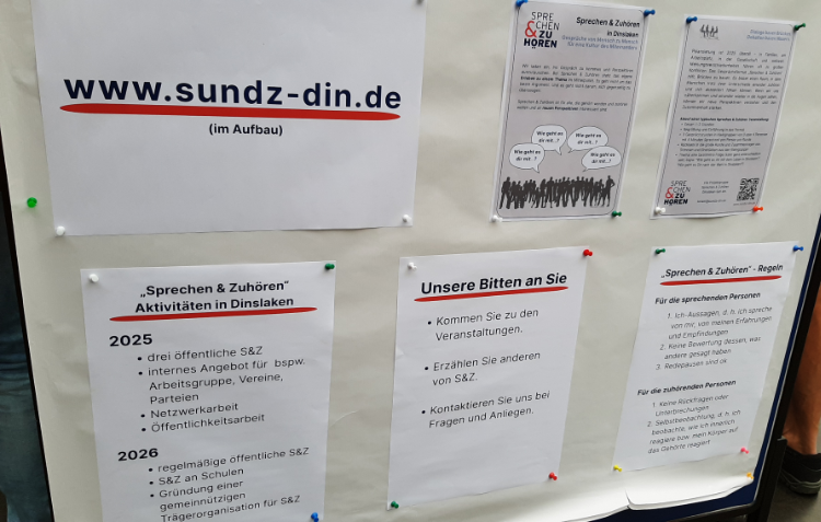 Pinnwand mit mehreren Zetteln, auf denen die Website sundz-din.de, Aktivitäten, Bitten und Regeln stehen